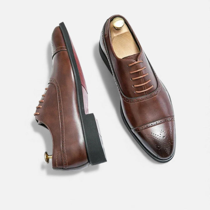 Eleganckie brązowe buty męskie ustawione pod kątem