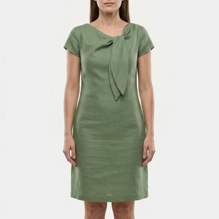 Modna sukienka z kokardą, pełna sylwetka w eleganckiej stylizacji