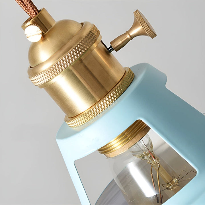 Kolorowa lampa do jadalni o unikalnym industrialnym designie
