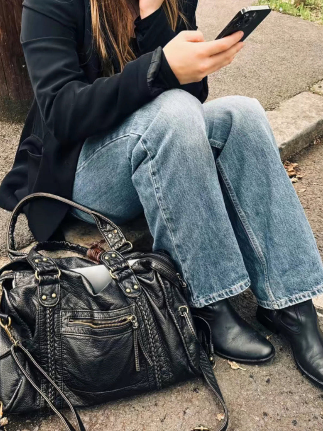 Czarna torebka na ramię z paskiem, stylizacja z damską torbą codzienna