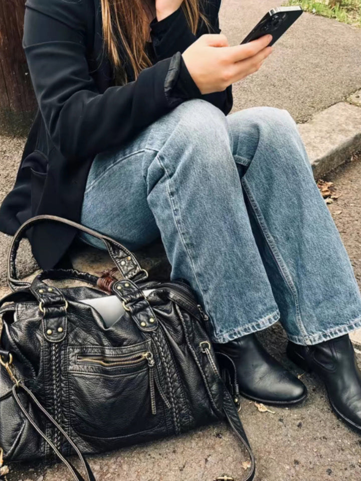 Czarna torebka na ramię z paskiem, stylizacja z damską torbą codzienna