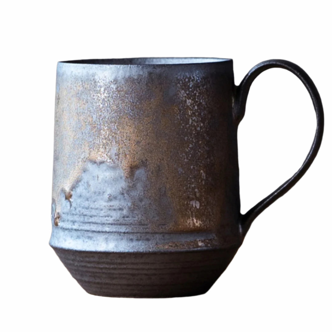 Rustykalny kubek ceramiczny w naturalnych odcieniach ziemi na białym tle