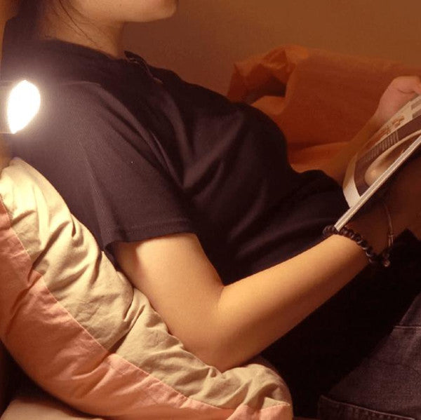 Inteligentna lampka nocna LED z czujnikiem ruchu montowana na ścianie w sypialni
