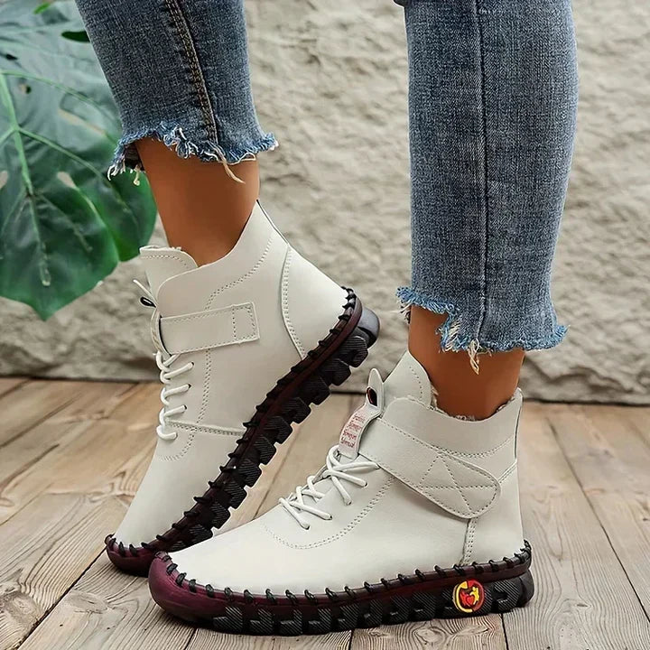 Damskie buty outdoorowe w kolorze beżowym na stopach