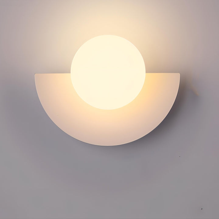 Nowoczesna półokrągła lampa ścienna LED w eleganckim salonie