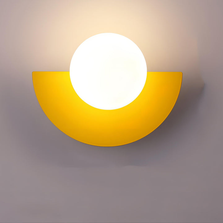 Nowoczesna półokrągła lampa ścienna włączona w ciemnym pomieszczeniu