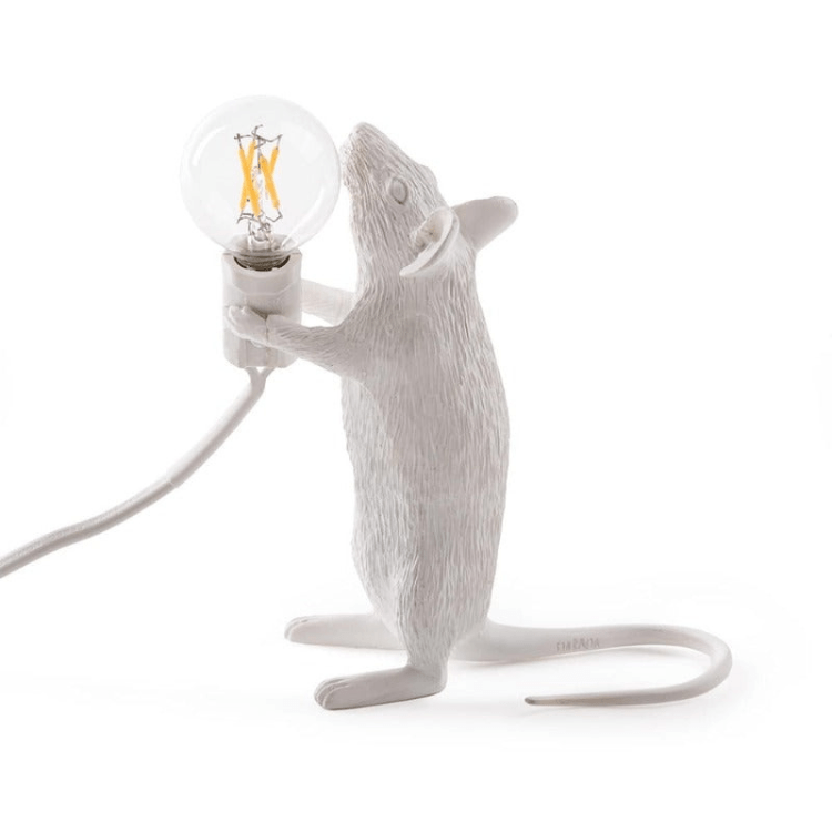 Oryginalna lampka nocna LED jako złota mysz na stoliku nocnym