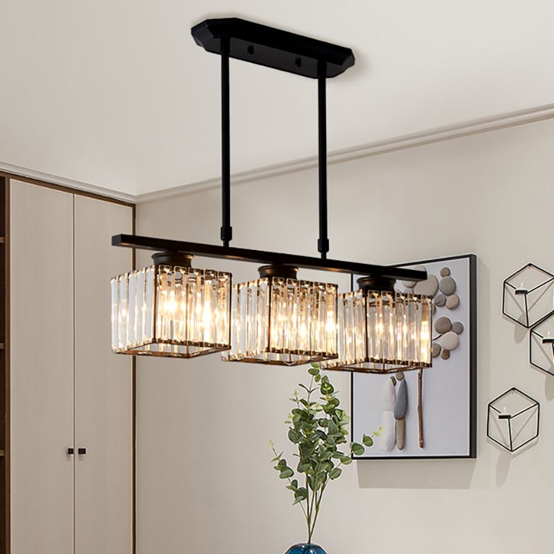 Nowoczesna czarna lampa wisząca w elegancko urządzonej jadalni