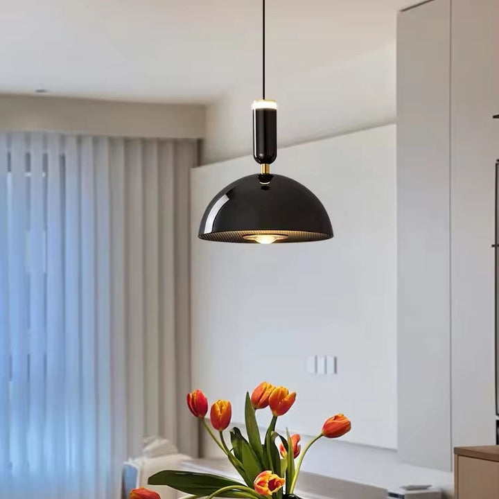 Nowoczesna lampa wisząca LED Macaron w kolorze białym w eleganckim salonie