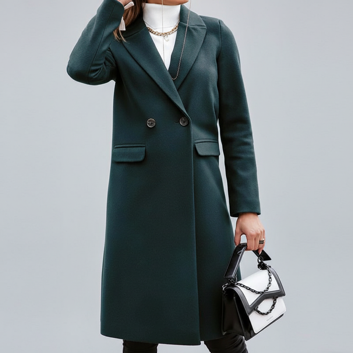Tył długiego, eleganckiego płaszcza damskiego w odcieniu khaki