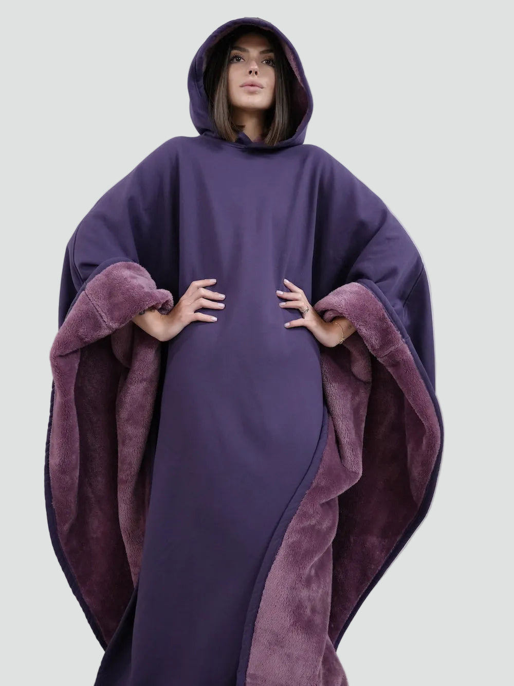 Stylowe ponczo oversize z kapturem, doskonałe na chwile odpoczynku w domu.