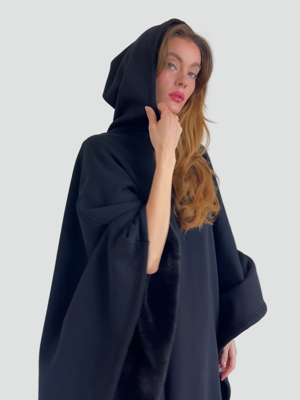 Wygodna narzutka z kapturem w stylu oversize, miękki materiał dobrej jakości.
