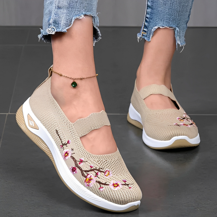 Beżowe damskie buty z haftem na nodze