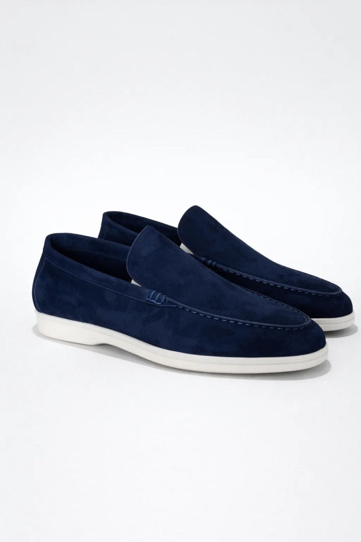 Granatowe męskie mokasyny zamszowe slip-on na jasnej podeszwie