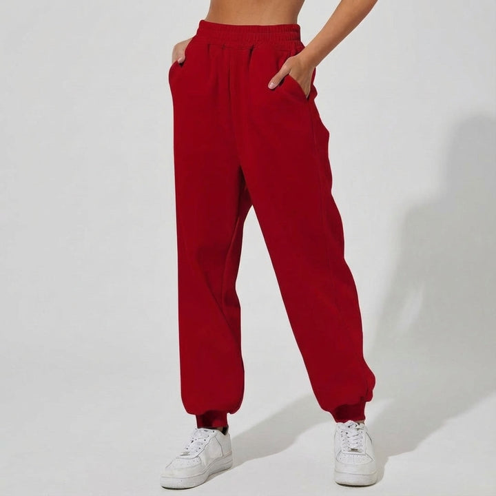 Luźne spodnie loungewear damskie, prezentacja kieszeni bocznych