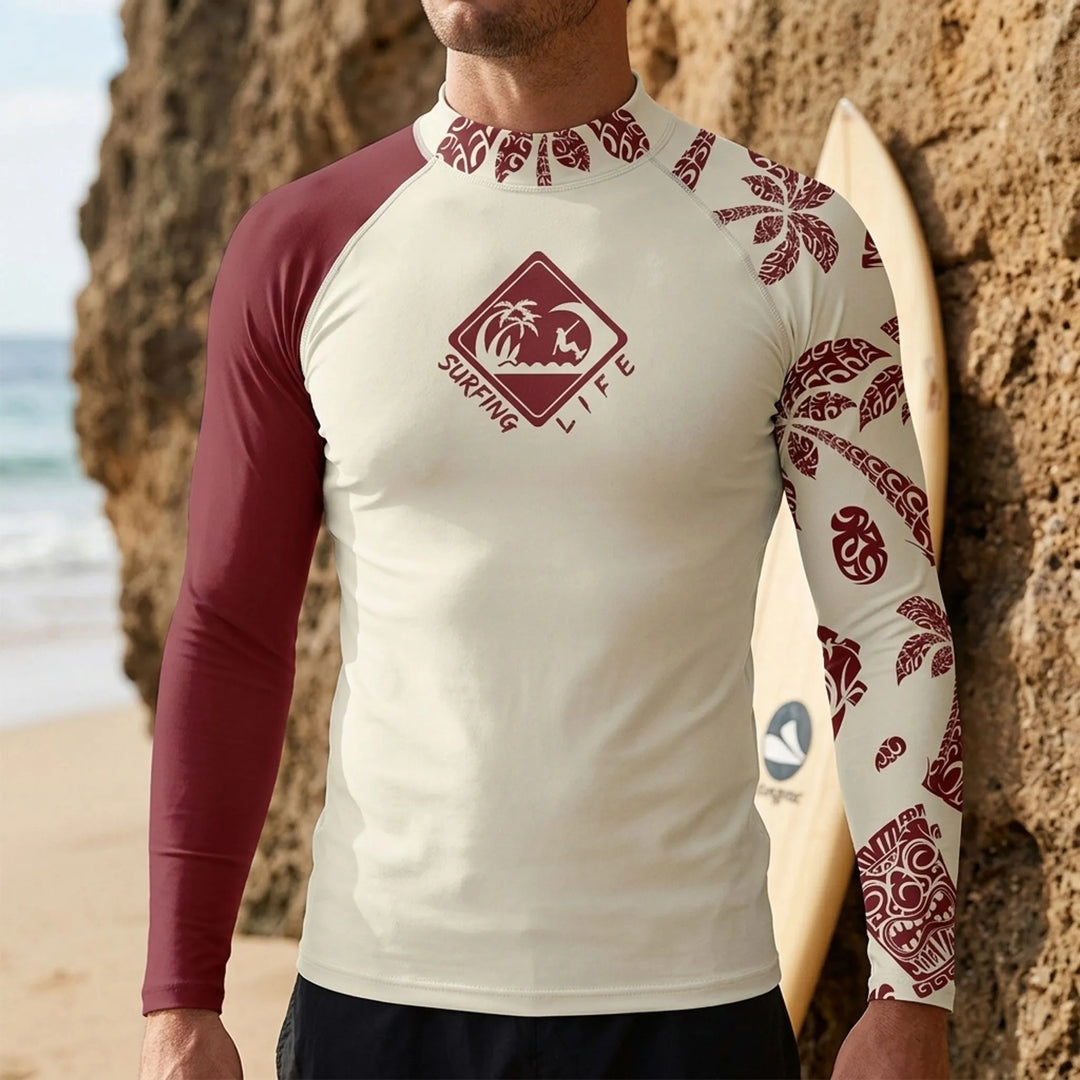 Męski rashguard z długim rękawem w kolorze czerwone wino prezentowany na plaży