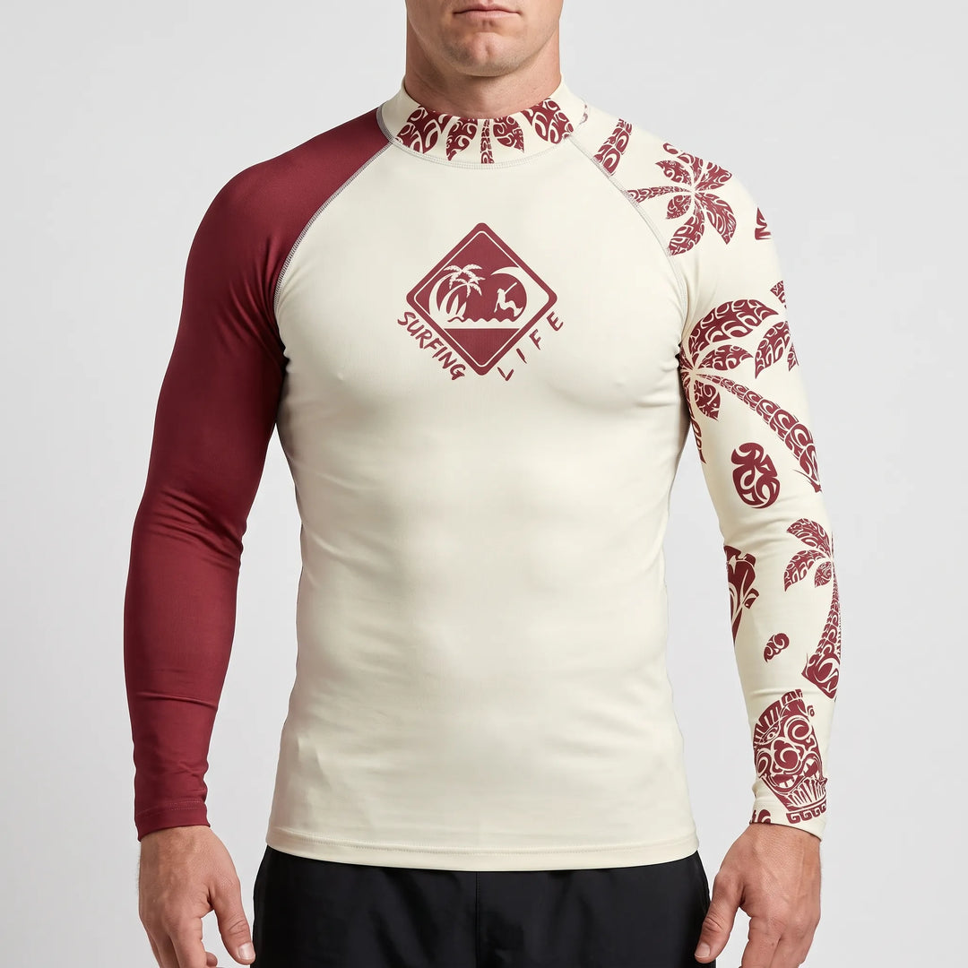 Męski rashguard z długim rękawem na jasnym tle pokazujący dopasowany fason
