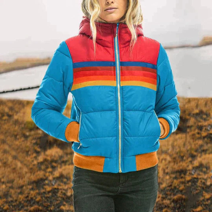 Modna kurtka damska z kapturem, zbliżenie na detale i zamek