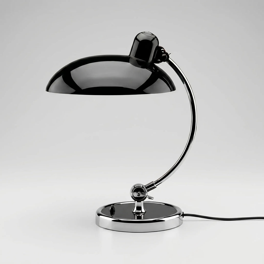 Stylowa metalowa lampka stołowa w retro stylu, widok z boku na biurko