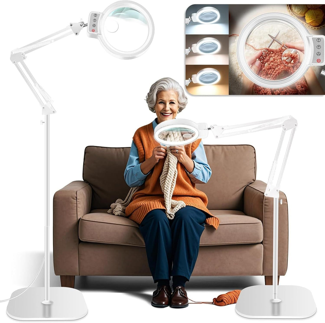 Lampa podłogowa z lupą LED w kolorze białym prezentowana w salonie