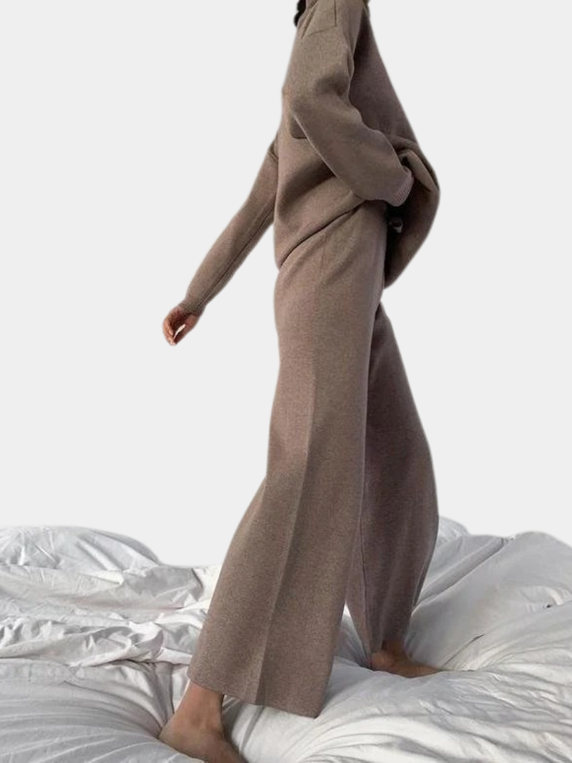 Elegancki zestaw dzianinowy damski w neutralnym kolorze, styl casual