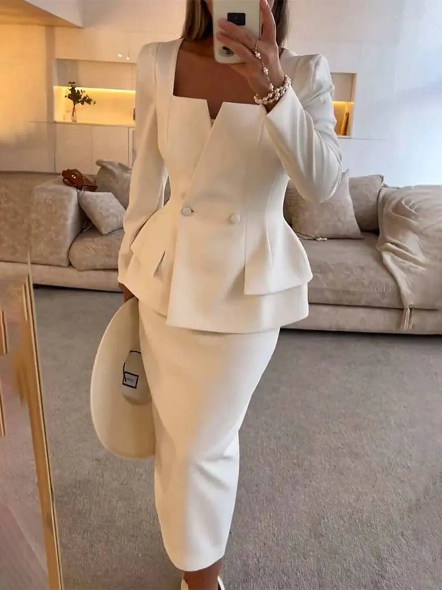 Kobieta w białym eleganckim dwuczęściowym kostiumie z żakietem i spódnicą