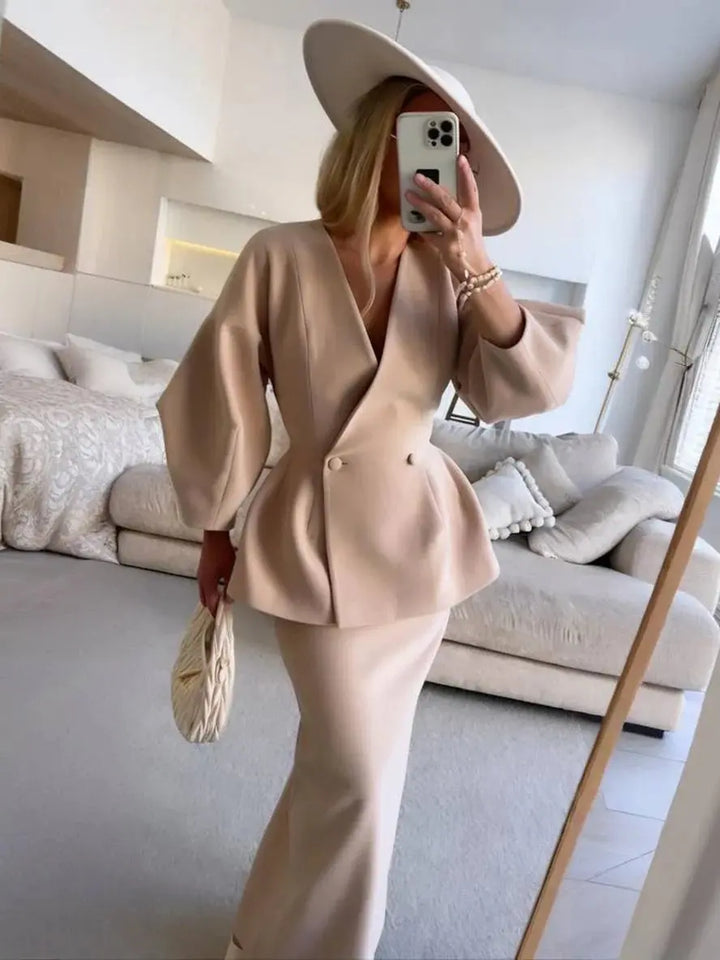 Cały elegancki komplet damski ze spódnicą w neutralnym kolorzie