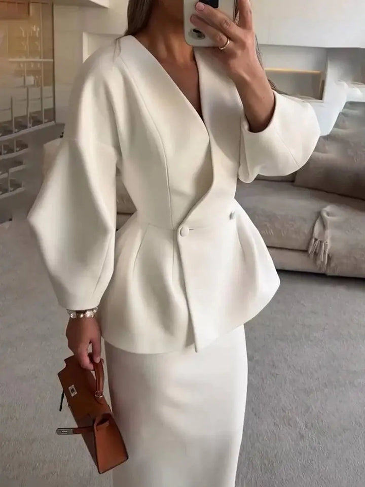 Zbliżenie na detale eleganckiego białego zestawu damskiego