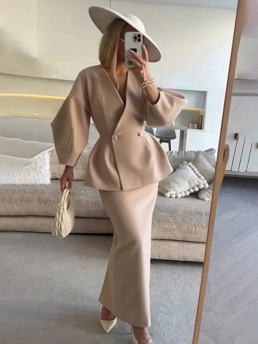 Detal guzika i wykończenia na eleganckiej marynarce damskiej