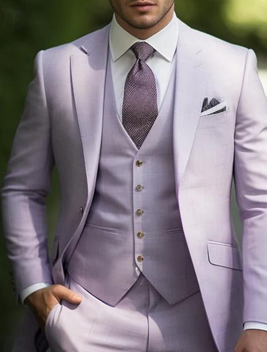 Mężczyzna w eleganckim fioletowym garniturze trzyczęściowym