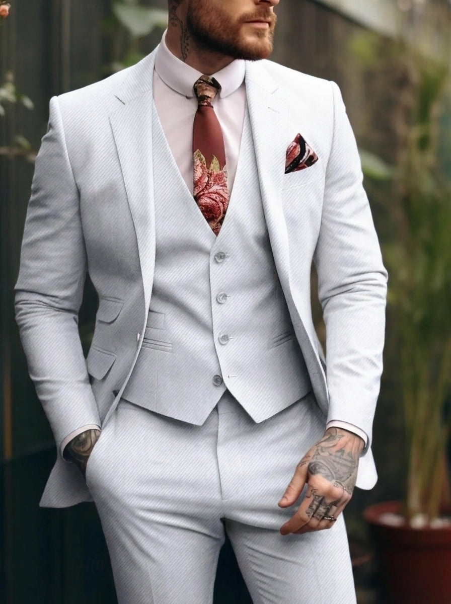 Męski garnitur trzyczęściowy w stylu smart casual, widok z przodu