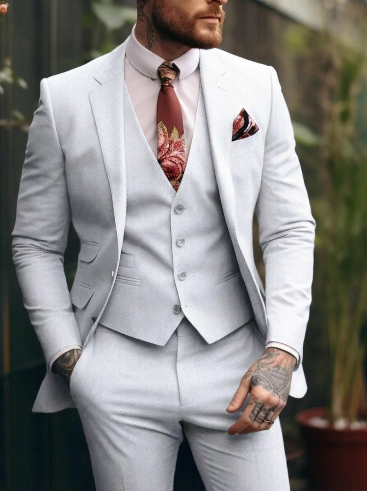 Męski garnitur trzyczęściowy w stylu smart casual, widok z przodu