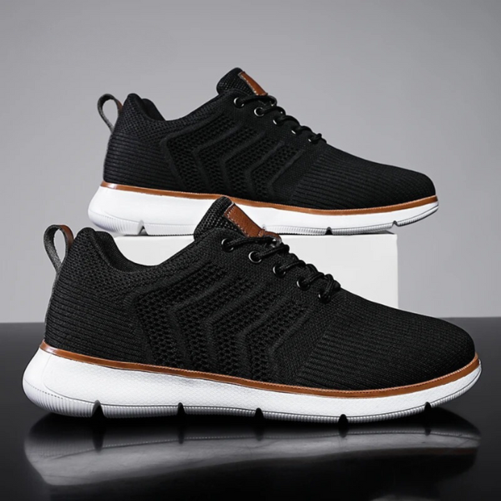 Czarne męskie sneakersy sportowe prezentowane na białym kubbie