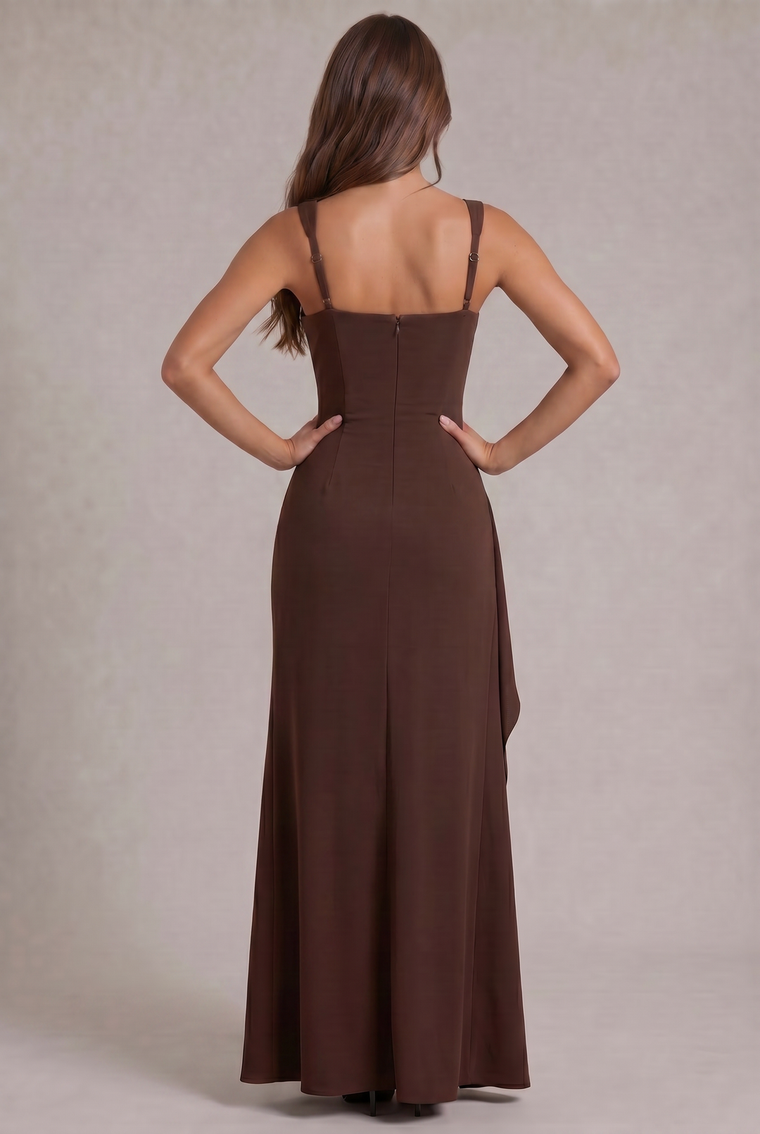 Widok z tyłu na brązową elegancką sukienkę maxi