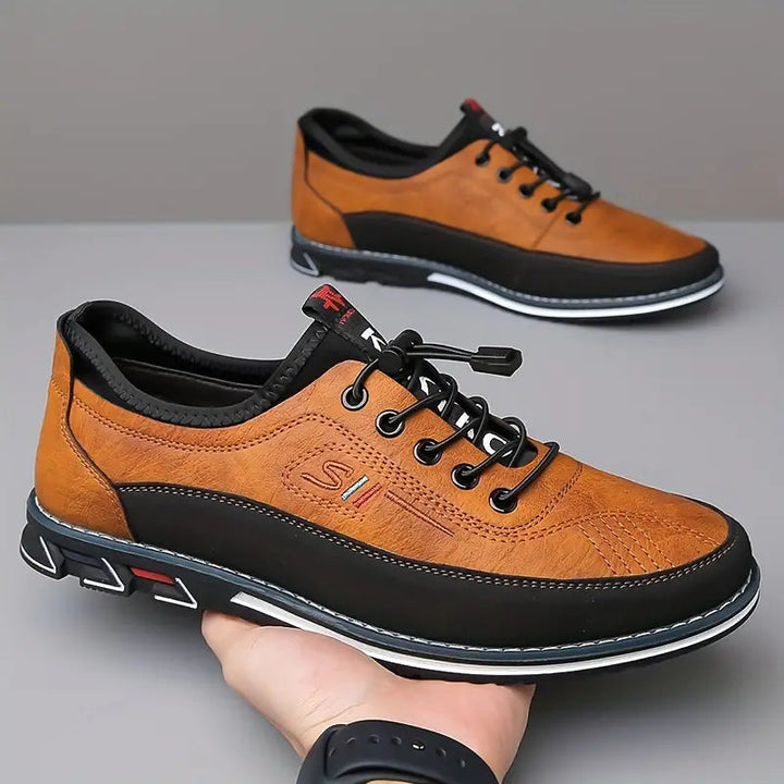 Prezentacja męskich butów Max Premium Comfort trzymanych w dłoni