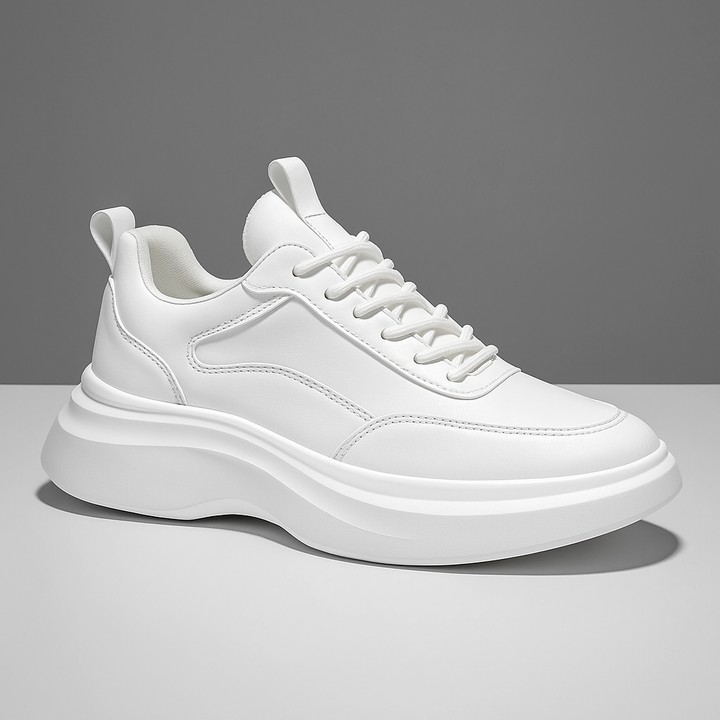 Pojedynczy biały sneaker męski z grubą podeszwą prezentowany z boku