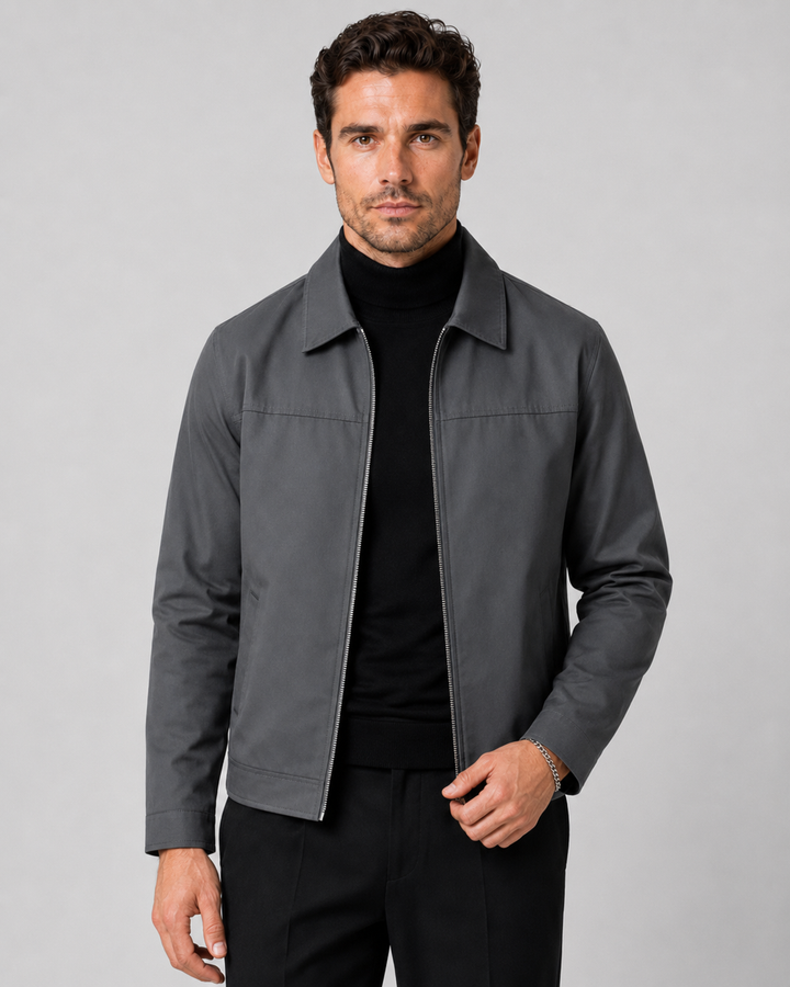 Męski model prezentujący szarą kurtkę Harrington z zamkiem od przodu
