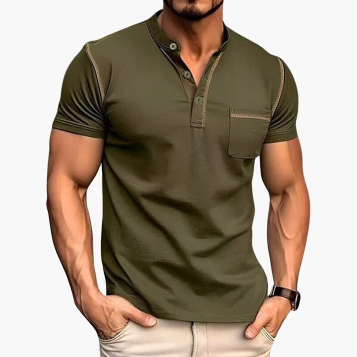 Wygodny t-shirt męski typu henley z guzikami i kieszonką na klatce piersiowej