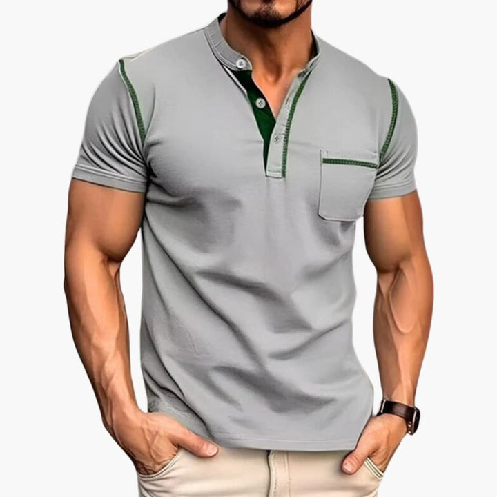 Męska szara koszulka Henley z krótkim rękawem i zielonymi detalami