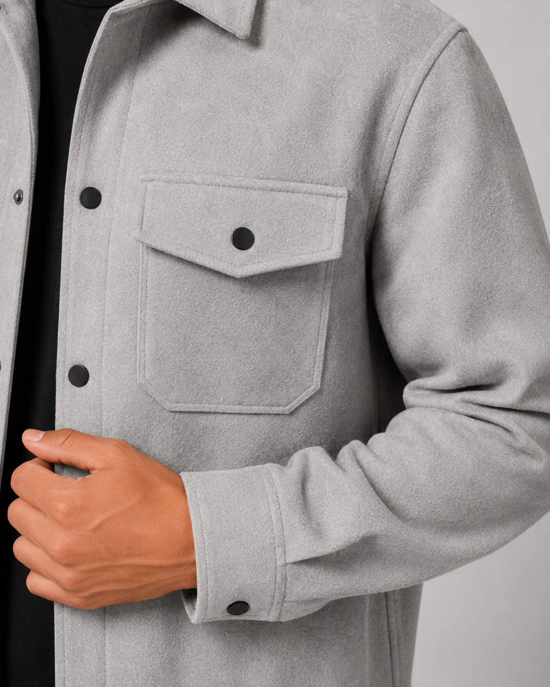 Szczegół mankietu i kieszeni na męskiej kurtce overshirt