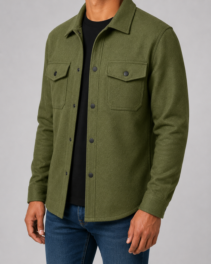 Teksturowana kurtka męska overshirt, zbliżenie na wykończenie mankietu