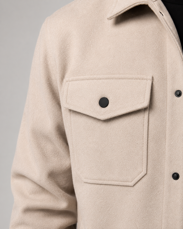 Strukturalna kurtka męska overshirt prezentowana na sylwetce