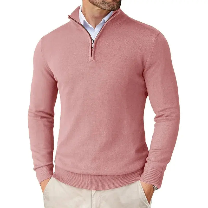 Stylowy sweter męski z półzamkiem prezentowany od tyłu, moda męska