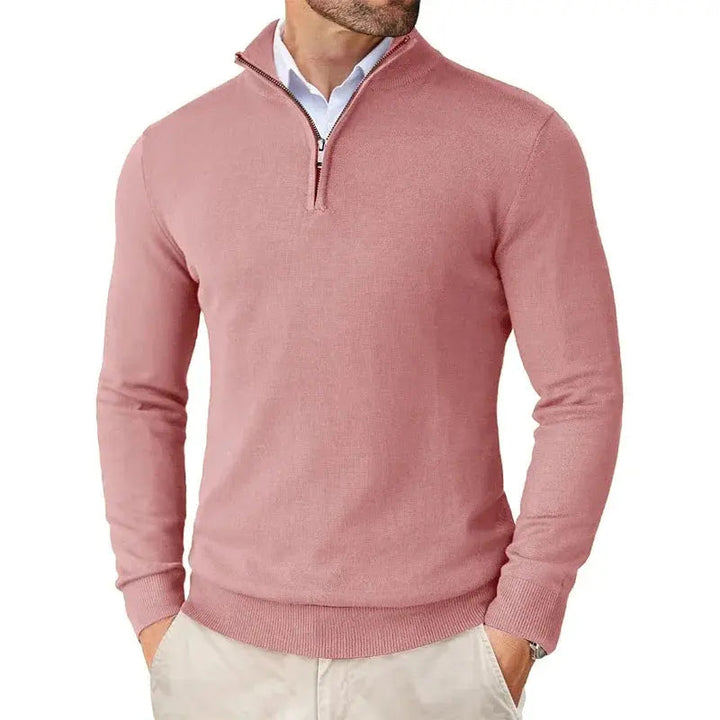 Stylowy sweter męski z półzamkiem prezentowany od tyłu, moda męska