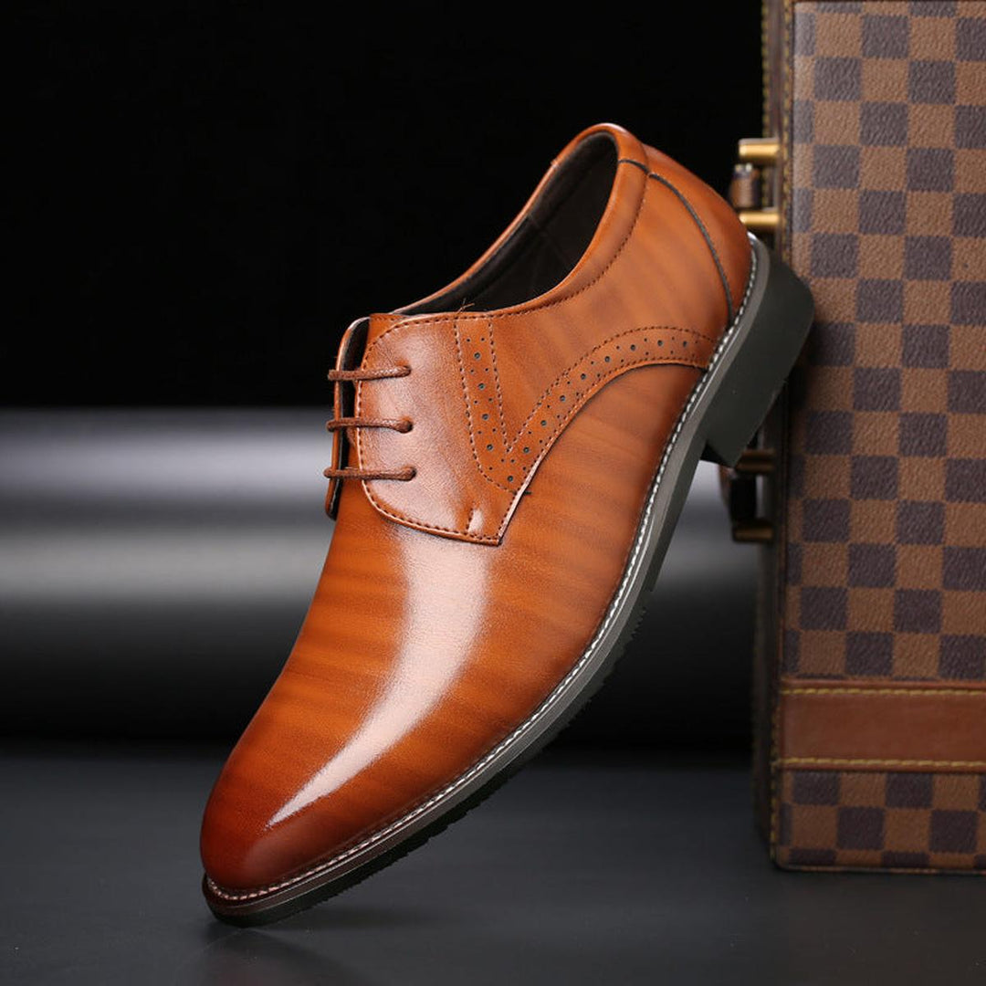 Eleganckie brązowe buty męskie z ozdobnym przeszyciem