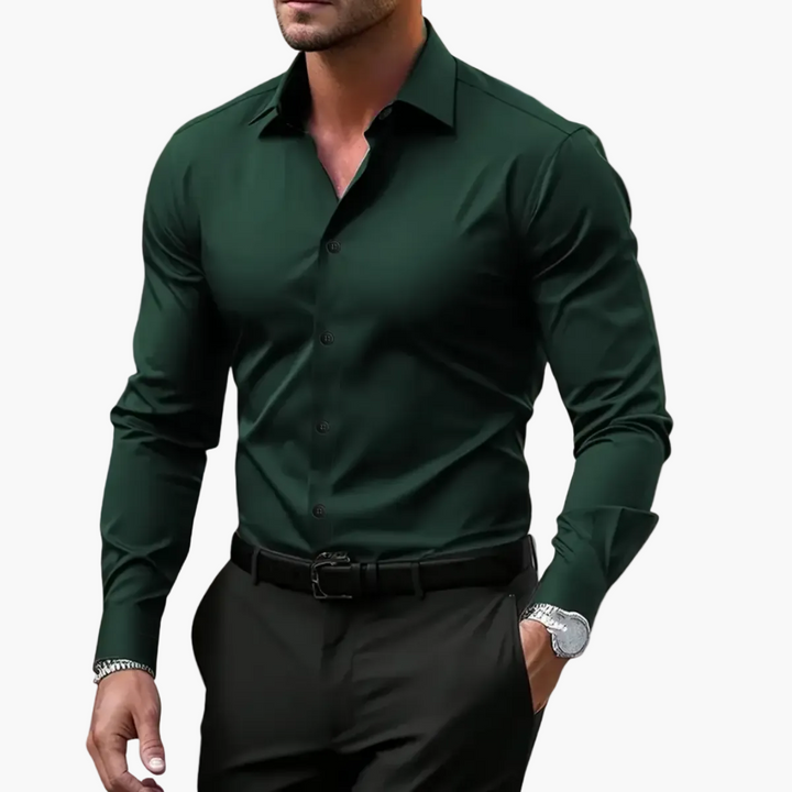 Mężczyzna w ciemnozielonej męskiej koszuli w stylu smart casual