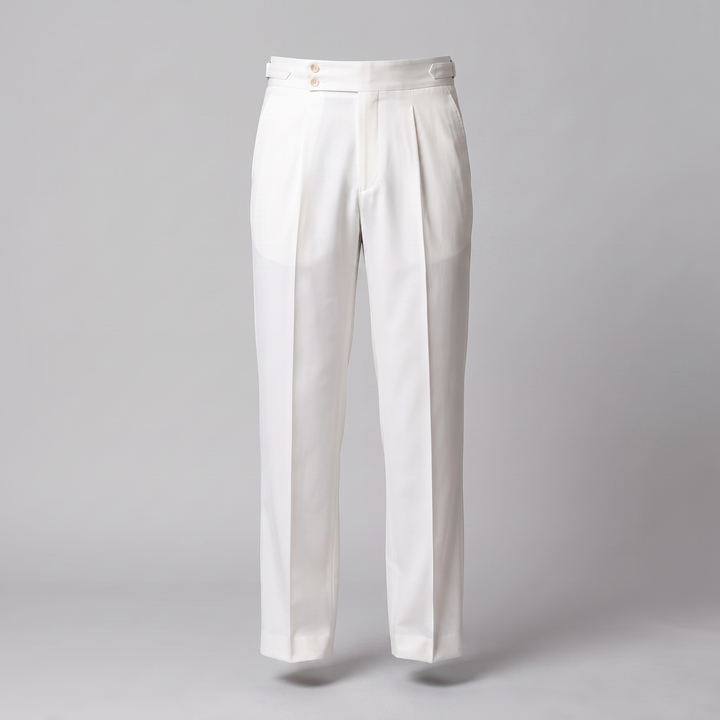 Widok z tyłu na białe eleganckie spodnie męskie smart-casual