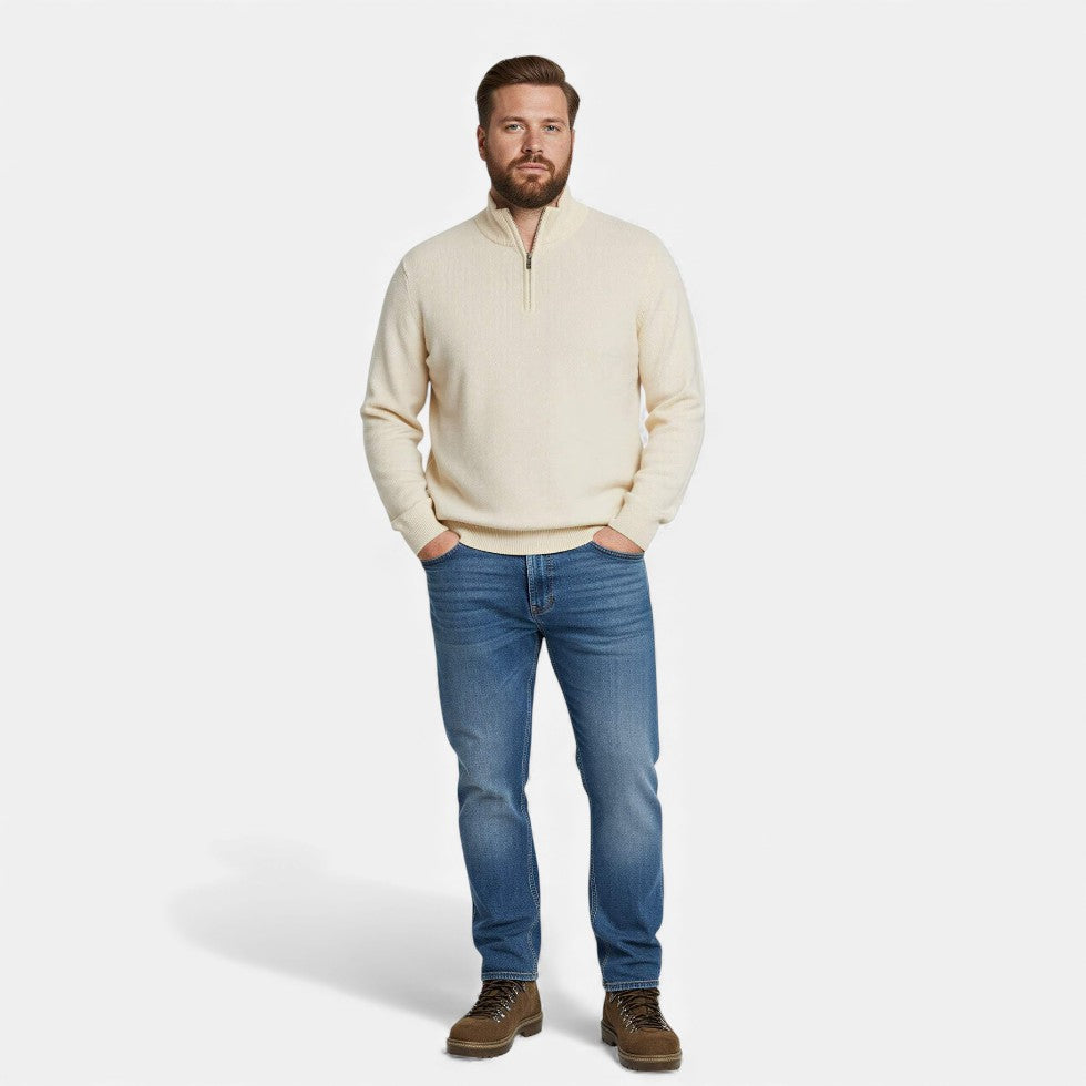 Stylowy sweter męski zapinany na zamek ze stójką, widok z bliska