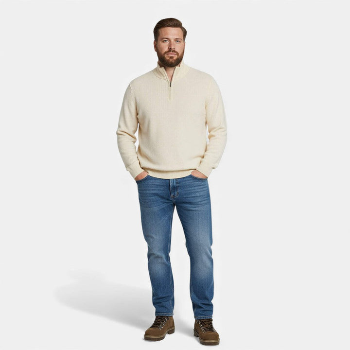 Stylowy sweter męski zapinany na zamek ze stójką, widok z bliska