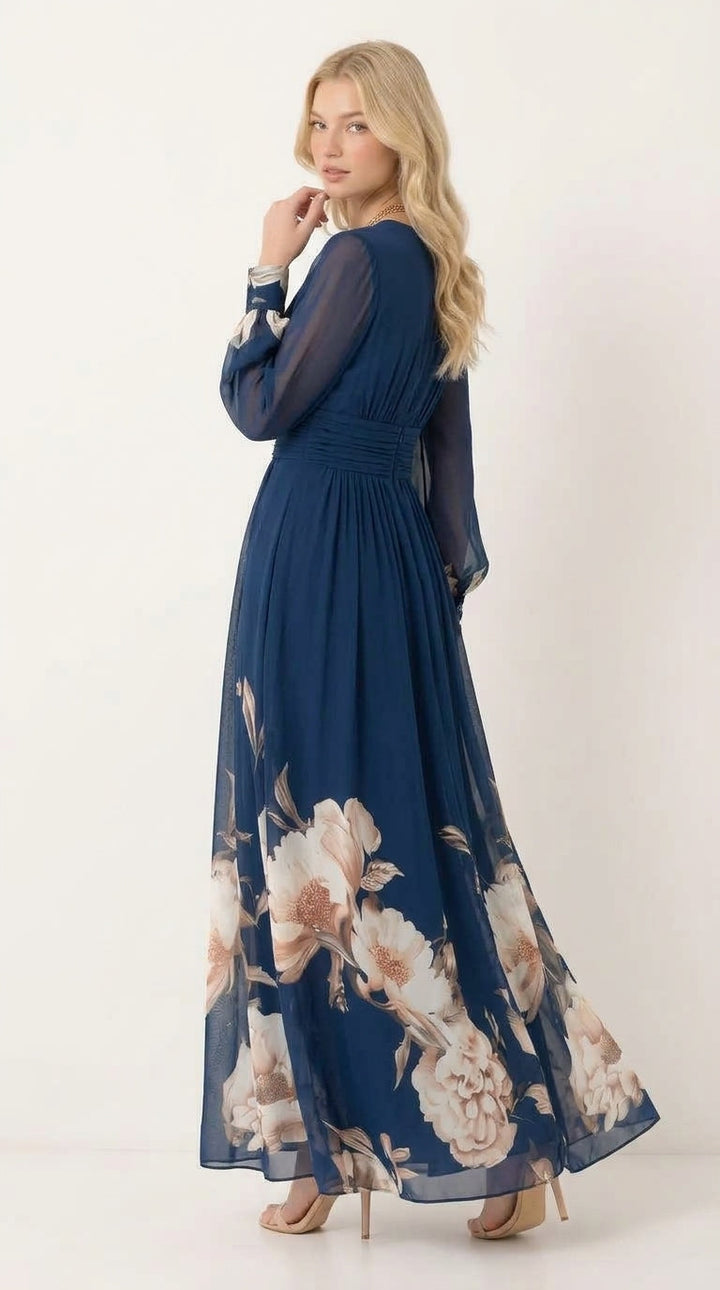 Elegancka granatowa sukienka maxi w kwiaty z długim rękawem i plisowanym dołem.